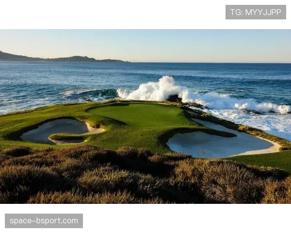 久常凉在圆石滩高尔夫林克斯球场交出62杆，以一杆优势获得单独领先