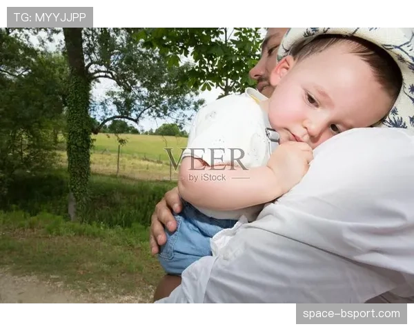 父子同场：乌迪内斯主帅坎纳瓦罗与儿子（青年队球员）赛后拥抱